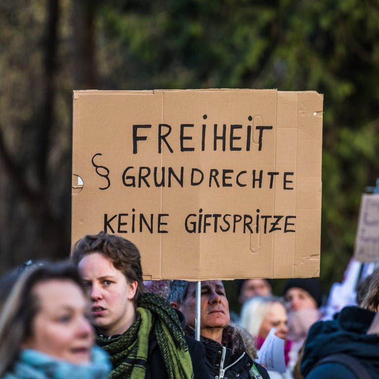 In Konstanz versammelten sich im Januar 2022 schätzungsweise 2.000 Personen, um für eine freie Impfentscheidung zu demonstrieren. Auf einem Plakat steht: Freiheit – Grundrechte – Keine Giftspritze (Foto: IMAGO, IMAGO / Andreas Haas)