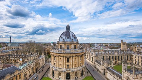 Blick auf Oxford, St. Mary's Church: Der altehrwürdige Campus der Oxford University: Viele Studierende träumen von einem Auslandssemester in Großbritannien. Seit dem Brexit werden dort hohe internationale Studiengebühren erhoben. Somit kann sich nur noch eine kleine Elite diesen teuren Wunsch erfüllen. (Foto: IMAGO, robertharding)