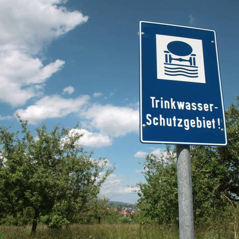 Hinweisschild Trinkwasserschutzgebiet (Foto: IMAGO, IMAGO / Ralph Peters)