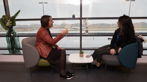 Zwei Passagiere am Flughafen Brüssel-Charleroi (Foto: IMAGO, imago images/Belga)