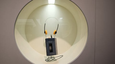 Der Sony Walkman: schon reif fürs Archäologiche Museum. Vitrine in der Ausstellung Hot Stuff des Archäologischen Museums Hamburg  (Foto: Max Rauner)