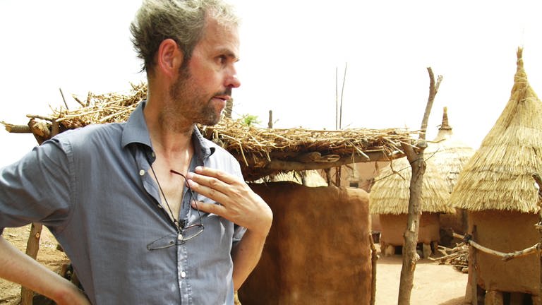Christoph Schlingensief legt 2010 den Grundstein für das Operndorf in Burkina Faso