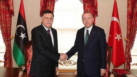 Fayiz as-Sarradsch 2020 mit Recep Tayyip Erdoğan in Istanbul. Nach italiens langsamen Rückzug darf as-Sarradsch auf türkische Unterstützung hoffen.