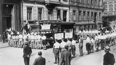 Nationalsozialistische Studenten 1933 vor dem Institut des Psychologen Magnus Hirschfeld beim Beladen eines Lastwagens mit beschlagnahmten Büchern