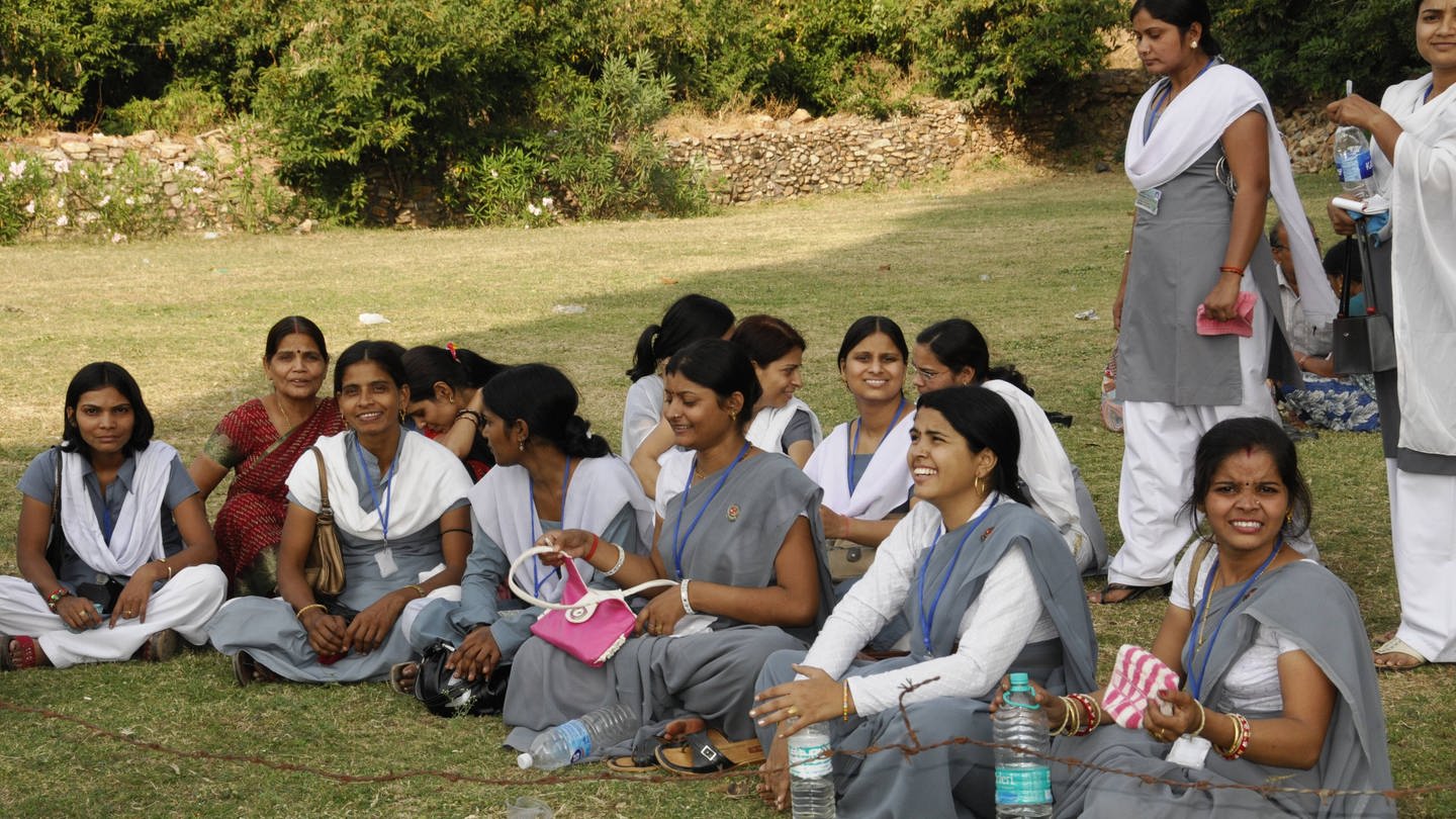 Junge indische Studentinnen (Foto: IMAGO, imago stock&people)