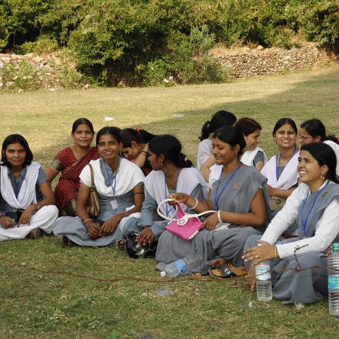 Junge indische Studentinnen  (Foto: IMAGO, imago stock&people)