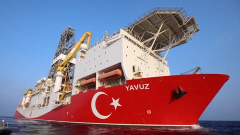 Das türkisches Bohrschiff Yavuz im Mittelmeer. (Foto: picture-alliance / Reportdienste, Celal Gunes/ Anadolu Agency )