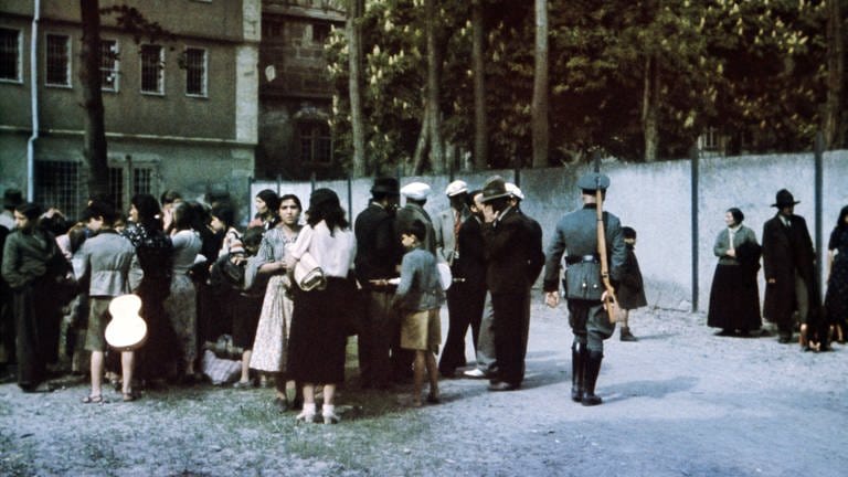 Sinti und Roma am 22. Mai 1940 im Hof des Hohenasperg-Gefängnisses vor der Deportation in ein Lager in Polen