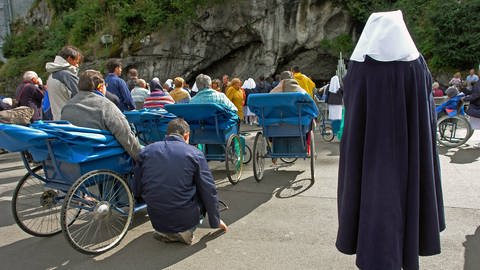 Regelmäßig pilgern Kranke nach Lourdes in der Hoffnung auf Heilung. Und tatsächlich wurden Wunderheilungen nachgewiesen. Wissenschaftler sprechen vom Placeboeffekt. (Foto: IMAGO, imago/JOKER)
