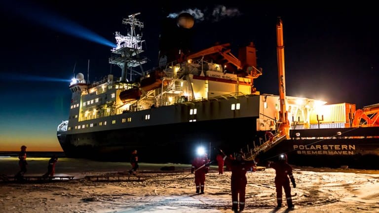 Das Forschungsschiff Polarstern im Eis (Foto: Alfred-Wegener-Institut/Stefan Hendricks)