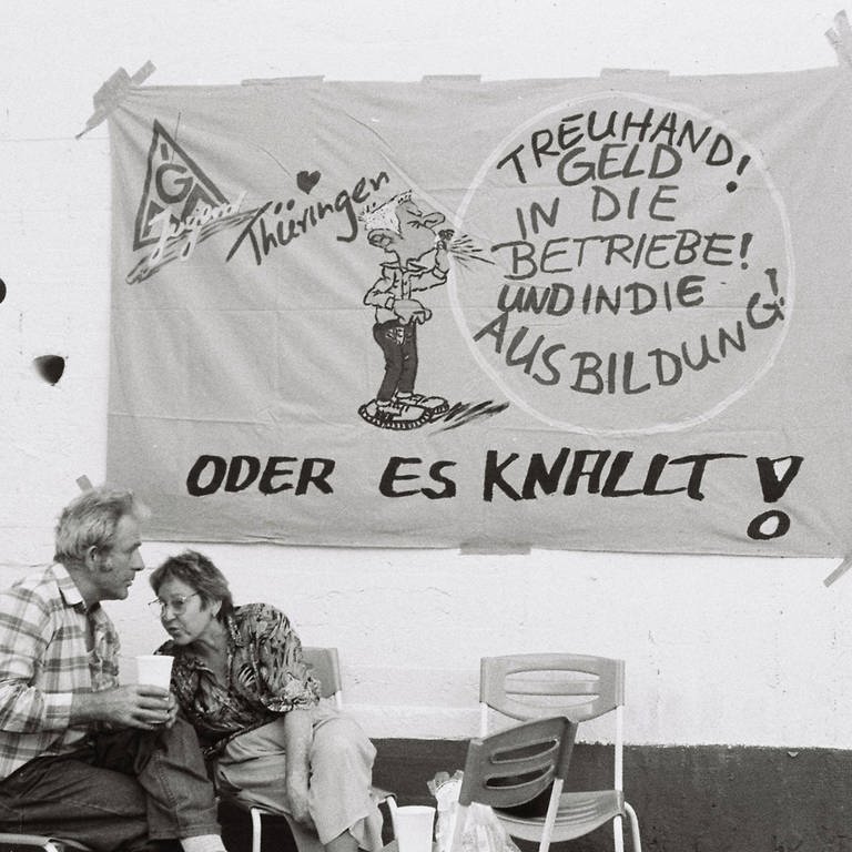 Besetzung der Treuhand Niederlassung in Suhl, Thüringen, aufgenommen am 1.7.1991 (Foto: IMAGO, imago images / fossiphoto)