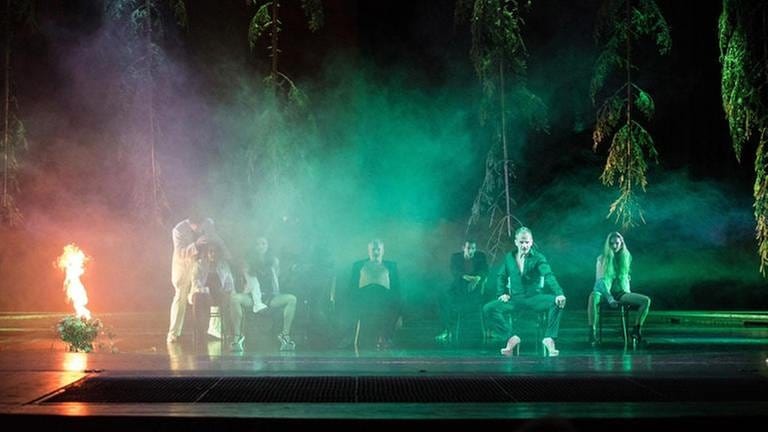Szene aus: Faust I (Ensemble) (Foto: SWR, Salzburger Theater - Anna-Maria Löffelberger)