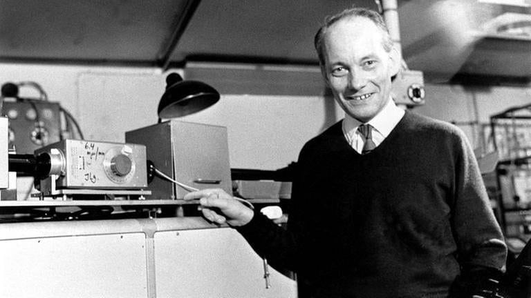 Manfred Eigen in seinem Labor am Max-Planck-Institut in Göttingen im Oktober 1967