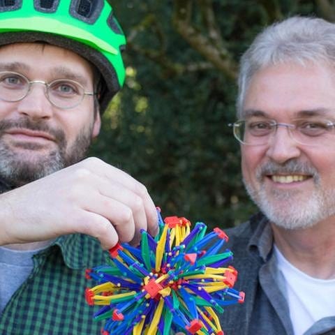Dr. Marc Thielen mit Uvex Fahrrad Helm Prototyp und Prof. Dr. Thomas Speck (Foto: SWR, SWR - Julia Nestlen)