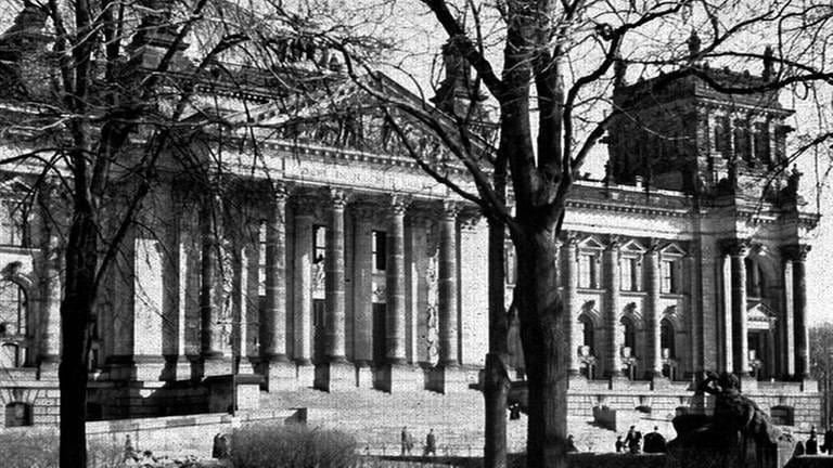 Historische Aufnahme des Reichstags vor dem Brandanschlag im Februar 1933
