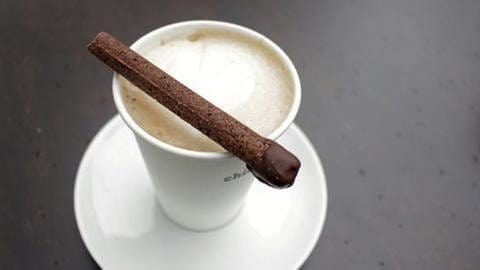 Ein Mixcuit-Keks liegt auf einer Tasse Kaffee (Foto: SWR, SWR - Julia Nestlen)