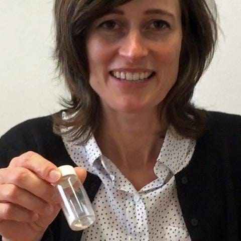 Die Chemikerin Prof. Birgit Esser präsentiert den neu entwickelten Kunststoff