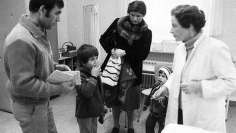 Schluckimpfung gegen Kinderlähmung bzw. Polio 1980 in Iserlohn (Foto: IMAGO, Imago/Fotograf Klaus Rose -)