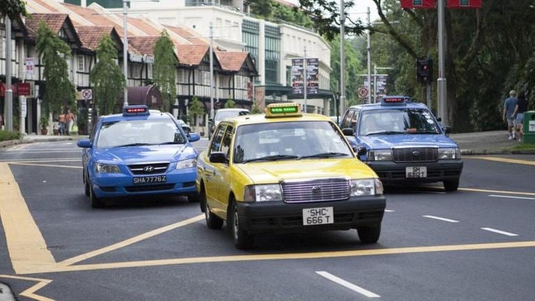 Gelbe und blaue Taxis in Singapur - sind gelbe Autos wirklich sicherer? (Foto: IMAGO, Imago/Fotograf XY -)