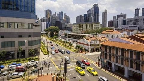 Straßenverkehr in Singapur (Foto: IMAGO, Imago/Fotograf XY -)