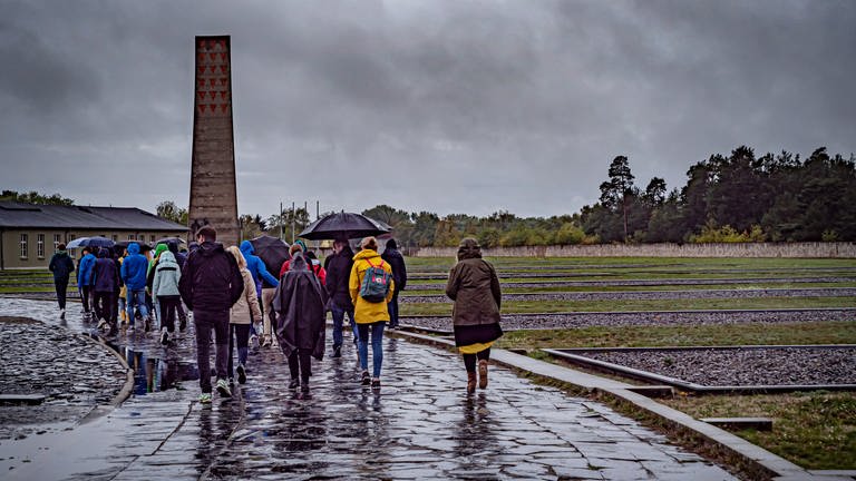 Jugendliche bei Mahn- und Gedenkstätte in Sachsenhausen (Foto: IMAGO, imago images/Jürgen Ritter)