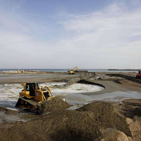 Rumaenien, Eforie-Nord, 27.09.2015: Der Strand von Eforie Nord am Schwarzen Meer wird verbreitert. Dazu wird vor der Kueste Sand abgesaugt und damit der bestehende Strand aufgefuellt.