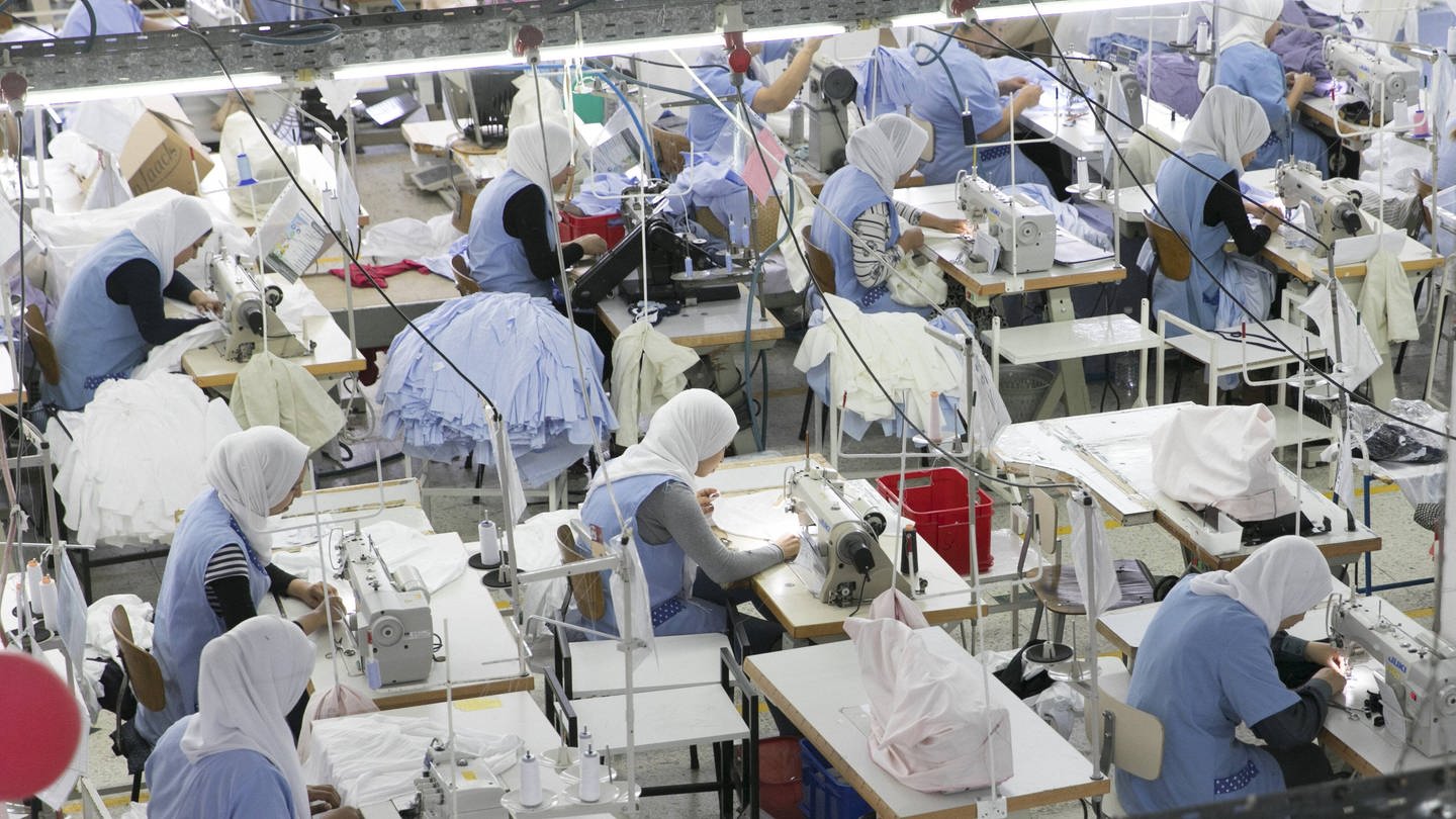 Näherinnen in einer Textilfabrik (Foto: IMAGO, imago/photothek)