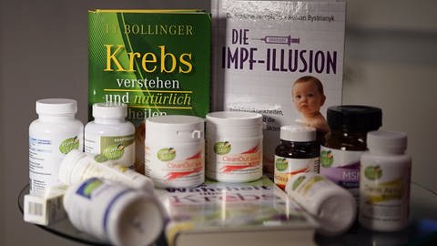 Präparate und Bücher aus dem Kopp Verlag zum Thema Gesundheit: "Krebs verstehen und natürlich heilen", "Die Impf-Illusion" (Foto: SWR, Judith Brosel)
