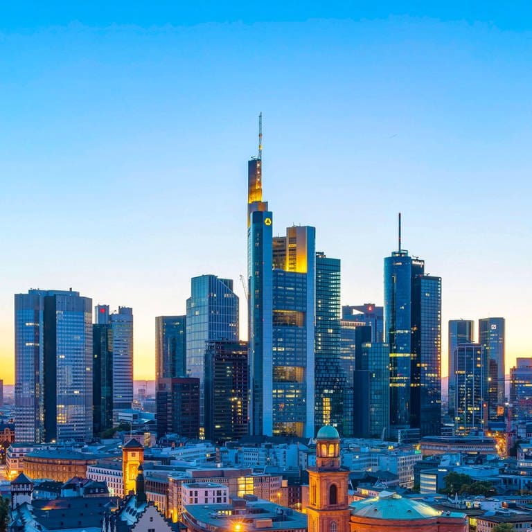Skyline von Frankfurt am Main: Blick auf das Bankenviertel von Mainhattan mit Altstadt, Römer und Paulskirche (Foto: IMAGO, imago images/Arnulf Hettrich)