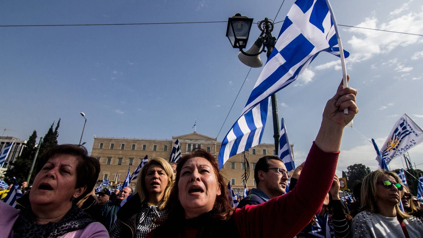 Greece: Demonstrate against the use of Macedonia A woman is seen singing the Greek Anthem during the demonstration (Foto: IMAGO, Kostas Pikoulas)