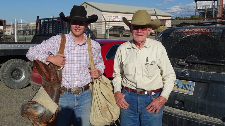 Logan Nunn und sein Großvater. Arena in Cody  Wyoming (Foto: SWR, Arthur Landwehr)