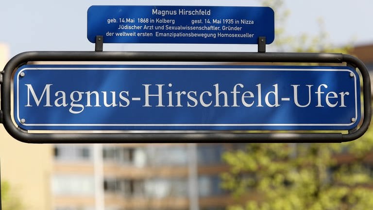 Magnus-Hirschfeld-Ufer. Straßenschild in Berlin: "Jüdischer Arzt und Sexualwissenschaftler. Gründer der weltweit ersten Emanzipationsbewegung Homosexueller"