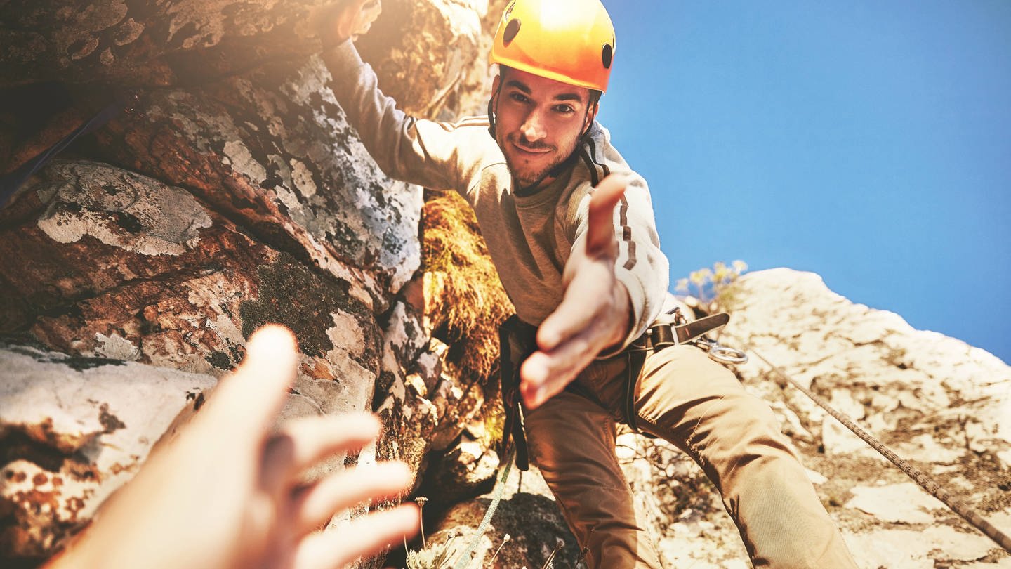 Klettern am Berg: Mit wachsendem Selbstvertrauen wächst die Fähigkeit, anderen zu vertrauen und deren Vertrauen zu gewinnen. (Foto: IMAGO, imago/Science Photo Library)