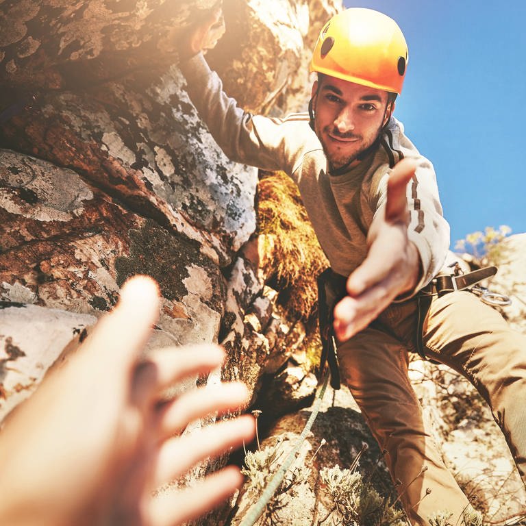 Klettern am Berg: Mit wachsendem Selbstvertrauen wächst die Fähigkeit, anderen zu vertrauen und deren Vertrauen zu gewinnen. (Foto: IMAGO, imago/Science Photo Library)