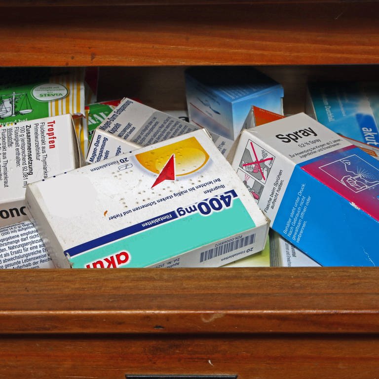 Viele Menschen kaufen Medikamente ohne Rezept in der Apotheke oder im Internet und unterschätzen dabei die Risiken. (Foto: IMAGO,  imago/Gottfried Czepluch)
