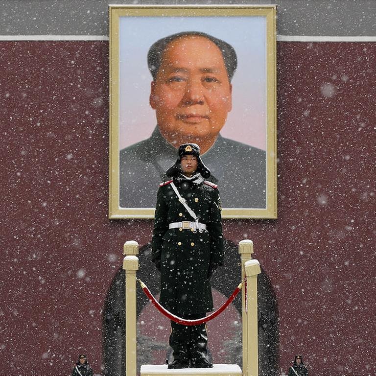 Polizist im Schnee in Peking