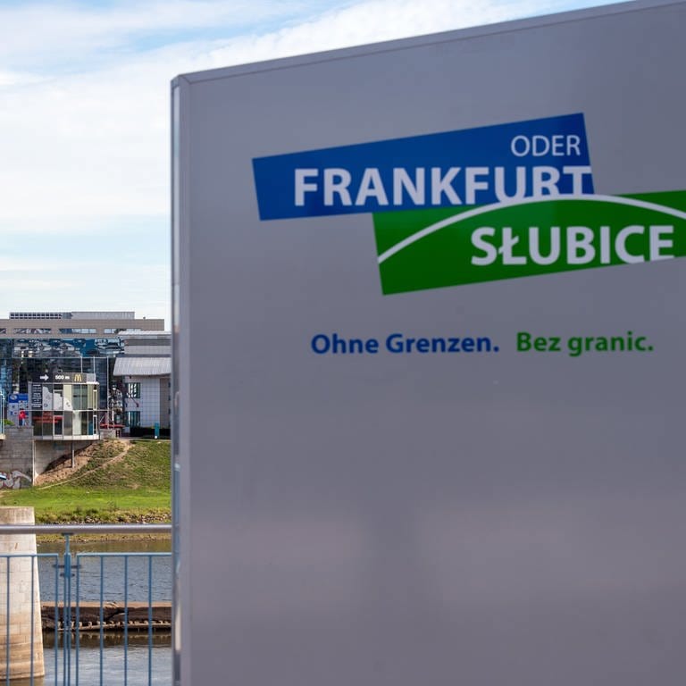 Frankfurt (Oder) - Slubice - Ohne Grenzen - Bez granic. Grenzübergang ins polnische Slubice (Foto: dpa Bildfunk, (c) dpa)