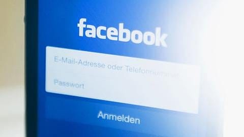 Das Logo von Facebook ist am 31.10.2014 in Berlin auf einem iPhone 5s zu sehen. (Foto: picture-alliance / dpa, picture-alliance / dpa -)