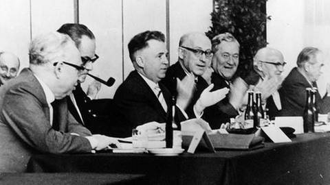 E.Ollenhauer, H. Wehner, A. Nau, F. Erler, C. Schmid, E.Schoettle und W. Eichler (von links nach rechts) auf dem SPD-Parteitag in Bad Godesberg, eröffnet am 13.11.1959 (schwarzweiß) (Foto: picture-alliance / dpa, picture-alliance / dpa - akg-images)