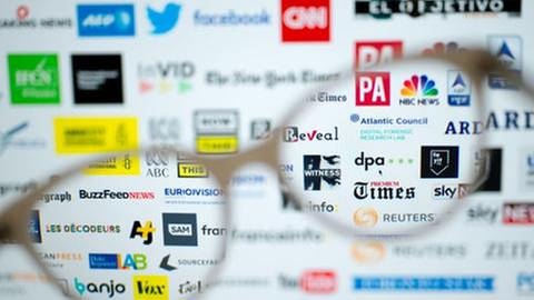 Auf der Internetseite der «First Draft Coalition» sind am 06.01.2017 in Berlin die Logos der Medien und Internetfirmen aufgelistet, die Partner des Netzwerks gegen Fake News sind.