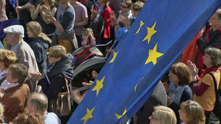 Viele Menschen stehen hinter Europa-Flagge (Foto: SWR, SWR -)