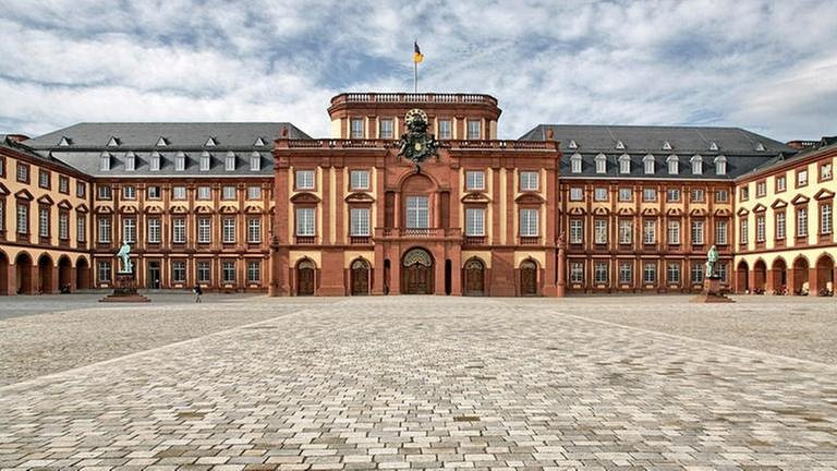 Das Schloss mit der Universität in Mannheim (Foto: picture-alliance / dpa, picture-alliance / dpa - Norbert Bach)