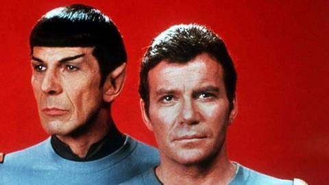 William Shatner (r) als Captain James T. Kirk, Commander des Raumschiffes Enterprise, und Leonard Nimoy als Crewmitglied Spock vom Planeten Vulkan (Foto: picture-alliance / dpa, picture-alliance / dpa -)