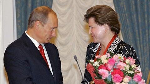 Vladimir Putin empfängt die russische Kosmonautin Valentina Tereshkova im Kreml (Archivfoto 2007) (Foto: picture-alliance / dpa, picture-alliance / dpa - EPA/VLADIMIR RODIONOV /POOL)