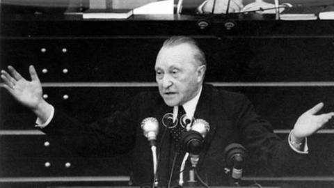 Bundeskanzler Konrad Adenauer (CDU) spricht am 04.12.1952 im Bundestag in Bonn während der Debatte über alliierte Verträge (Foto: picture-alliance / dpa, picture-alliance / dpa -)