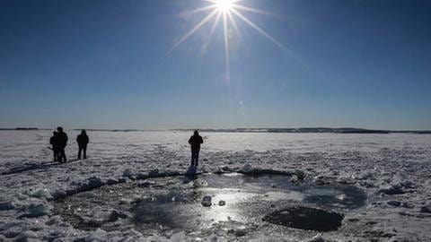 Eisloch in einem See bei Tscheljabinsk, Russland (Foto: picture-alliance / dpa, picture-alliance / dpa - Foto: SERGEI ILNITSKY/EPA)