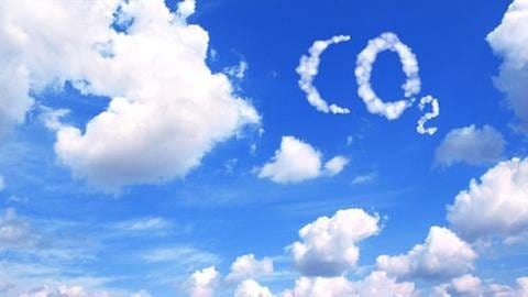 CO2 Zeichen aus Wolken im Himmel (Foto: Getty Images, Thinkstock -)
