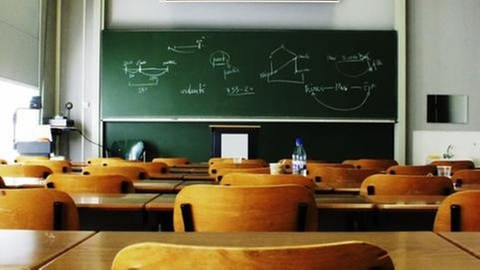 Ein Klassenzimmer mit Stühlen und einer grünen Tafel. (Foto: Getty Images, Thinkstock -)