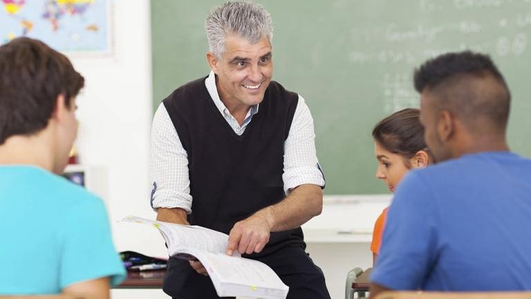 Ein Lehrer mit Schülern (Foto: Getty Images, Thinkstock -)