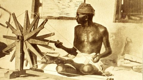 Mahatma Gandhi (1931). Mit Bezug auf Mahatma Gandhi und dessen Gewaltfreien Widerstand nannte Marshall Rosenberg seinen Ansatz "Gewaltfreie Kommunikation"  (Foto: IMAGO, imago images / Leemage)